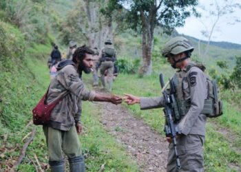 Satgas Ops Damai Cartenz-2026 Perkuat Pendekatan Humanis Lewat Patroli Sambang di Kiwirok Pegunungan Bintang