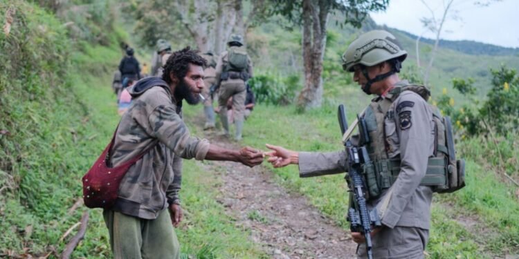 Satgas Ops Damai Cartenz-2026 Perkuat Pendekatan Humanis Lewat Patroli Sambang di Kiwirok Pegunungan Bintang