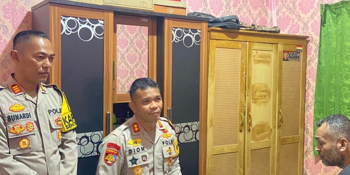 Kapolres Jayapura Vox Dei Jenguk Anggota Polri Bripka Fence Trisnovel Pinoa yang Sakit Menahun