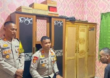 Kapolres Jayapura Vox Dei Jenguk Anggota Polri Bripka Fence Trisnovel Pinoa yang Sakit Menahun