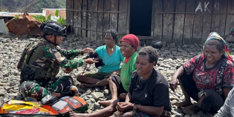 TNI Hadirkan Harapan Lewat Pelayanan Kesehatan dari Honai Ke Honai di Distrik Mulia, Kabupaten Puncak Jaya