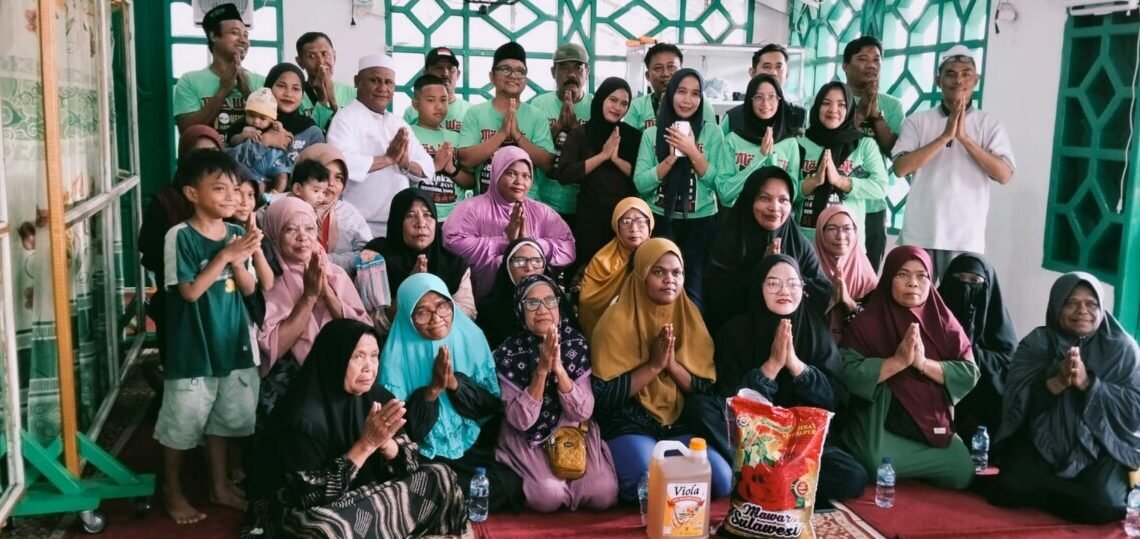 Satu Bulan Mencari Satu Hari Berbagi, Komunitas Mas Wali Bagi-bagi Sembako Kepada Jemaah Masjid Asy Syuhada Mimika