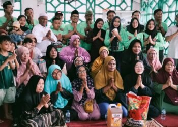 Satu Bulan Mencari Satu Hari Berbagi, Komunitas Mas Wali Bagi-bagi Sembako Kepada Jemaah Masjid Asy Syuhada Mimika