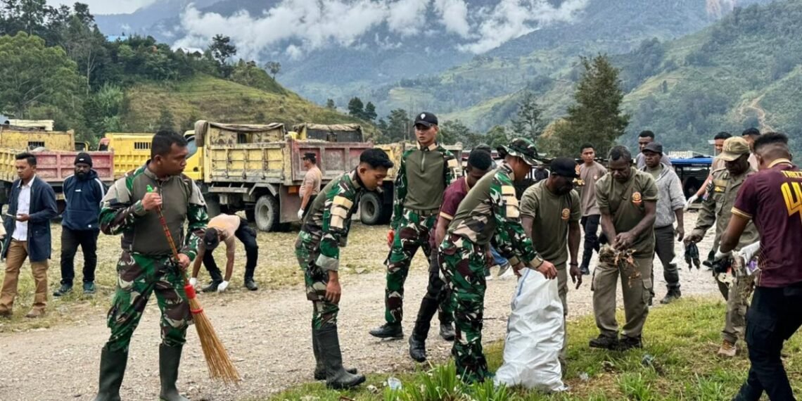 TNI-Polri, Pemerintah Kabupaten Lanny Jaya, dan Masyarakat Gotong Royong Bersihkan Pasar Tiom