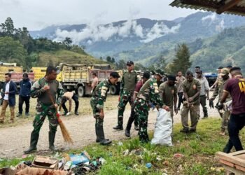 TNI-Polri, Pemerintah Kabupaten Lanny Jaya, dan Masyarakat Gotong Royong Bersihkan Pasar Tiom
