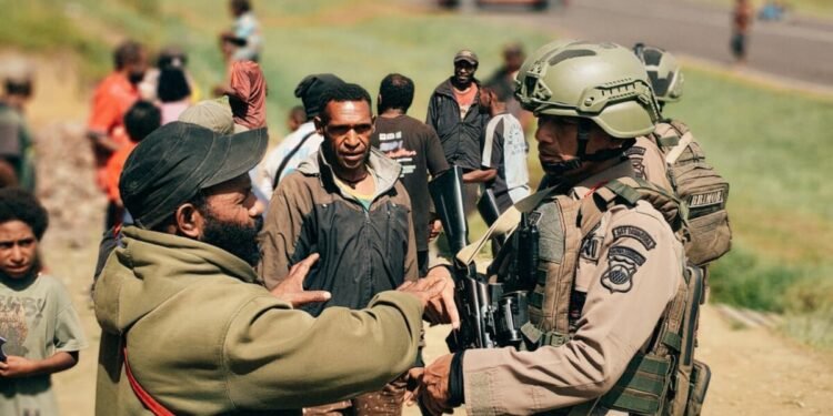 Satgas Damai Cartenz Hadir di Tengah Masyarakat, Pastikan Ibadah Berjalan Aman di Pegunungan Bintang