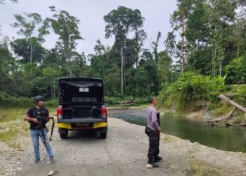 Polisi Selamatkan Mobil Berpenumpang 9 Orang yang Diduga Disandra di Kali Eden Distrik Kuala Kencana