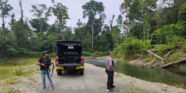 Polisi Selamatkan Mobil Berpenumpang 9 Orang yang Diduga Disandra di Kali Eden Distrik Kuala Kencana