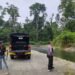 Polisi Selamatkan Mobil Berpenumpang 9 Orang yang Diduga Disandra di Kali Eden Distrik Kuala Kencana