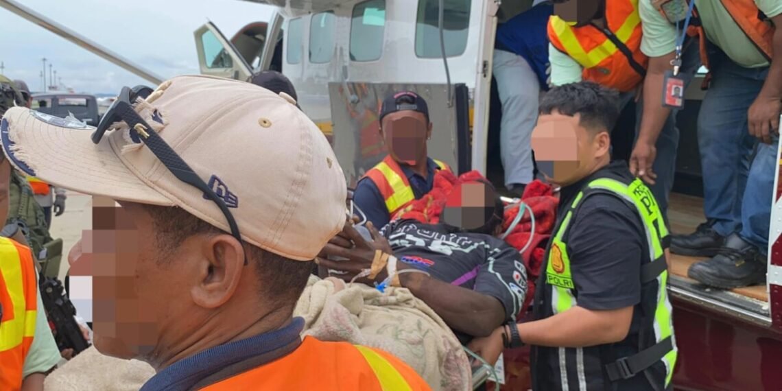 Pelaku Penembak Jenderal Tito Karnavian yang Dilumpuhkan Satgas Damai Cartenz Dibawa ke Jayapura  JAYAPURA, CARTENZNEWS.COM — Setelah masuk dalam daftar pencarian orang (DPO) selama kurang lebih tujuh tahun, tersangka Pulan Wonda alias Kamenak kini menjalani proses hukum lanjutan di Jayapura.   Tersangka sebelumnya diamankan dalam operasi penindakan di wilayah Kabupaten Puncak Jaya, Provinsi Papua Tengah. Pada Sabtu (4/4), tersangka dipindahkan ke Jayapura dan tiba di Bandara Sentani sekitar pukul 10.25 WIT dengan pengawalan personel Satgas Operasi Damai Cartenz-2026.  Proses pemindahan dilakukan sesuai standar operasional prosedur, dengan pengawalan ketat serta tetap memperhatikan hak-hak tersangka, termasuk pendampingan oleh pihak keluarga.  Wakil Satuan Tugas (Satgas) Hubungan Masyarakat (Humas) Operasi Damai Cartenz 2026 AKBP Andria, SIK saat ditemui Sabtu (4/4) menjelaskan, seluruh tahapan pemindahan dilaksanakan secara terukur dan sesuai ketentuan.  “Proses pemindahan tersangka berlangsung aman dan sesuai prosedur. Pengawalan dilakukan secara ketat serta seluruh tahapan dijalankan secara profesional dan transparan, dengan tetap memenuhi hak-hak tersangka, termasuk pendampingan keluarga,” ujar Andria melalui keterangan tertulis di Jayapura, Papua, Sabtu (4/4).  Setibanya di Jayapura, tersangka langsung dirujuk ke Rumah Sakit Bhayangkara TK II Jayapura untuk menjalani pemeriksaan medis sebagai bagian dari prosedur penanganan.  Menurut Andria, langkah tersebut merupakan bagian dari standar penegakan hukum yang tidak hanya berfokus pada proses hukum, tetapi juga memperhatikan aspek kemanusiaan.  “Setibanya di Jayapura, tersangka langsung menjalani pemeriksaan medis. Ini menunjukkan bahwa penanganan dilakukan secara menyeluruh, dengan tetap memperhatikan kondisi dan keselamatan yang bersangkutan,” katanya.  Kepala Operasi Damai Cartenz-2026 Irjen Pol Dr Faizal Ramadhani, S.Sos, SIK, MH mengatakan, seluruh rangkaian penindakan hingga penanganan tersangka dilaksanakan sesuai ketentuan hukum yang berlaku.  “Seluruh proses, mulai dari penangkapan hingga pemindahan, dilaksanakan secara profesional dan sesuai prosedur. Kami memastikan setiap tahapan berjalan secara transparan dan dapat dipertanggungjawabkan,” katanya.  Sementara itu Wakaops Damai Cartenz-2026 Kombes Pol Adarma Sinaga, SIK, M.Hum menambahkan, proses penyidikan akan terus dikembangkan oleh tim investigasi.  “Penyidikan masih berjalan dan akan terus dikembangkan untuk mendalami peran tersangka serta kemungkinan keterlibatan pihak lain, sesuai prosedur hukum yang berlaku,” ujar Sinaga.  Saat ini, tersangka tengah menjalani proses berita acara pemeriksaan (BAP) oleh Subsatgas Investigasi. Tahapan ini dilakukan untuk memastikan pengungkapan perkara secara menyeluruh dan objektif.  Andria juga menegaskan, proses hukum akan terus berjalan secara bertahap dengan mengedepankan prinsip akuntabilitas.  “Ke depan, tersangka akan menjalani BAP dan proses penyidikan akan terus dikembangkan. Fokusnya adalah memastikan setiap tahapan berjalan objektif, transparan, dan memberikan kepastian hukum,” kata Sinaga.  Satgas Operasi Damai Cartenz-2026 mengatakan, seluruh proses penegakan hukum dilakukan secara profesional, transparan, dan sesuai ketentuan, sebagai bagian dari upaya menjaga stabilitas keamanan di wilayah Papua. (*)   Tersangka Pulan Wonda alias Kamenak saat tiba di Bandara Sentani, Jayapura, Papua, Sabtu (4/4). Kamenak masuk dalam daftar pencarian orang (DPO) selama kurang lebih tujuh tahun. Foto: Istimewa