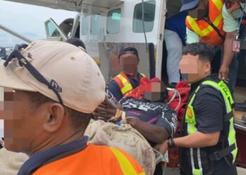 Pelaku Penembak Jenderal Tito Karnavian yang Dilumpuhkan Satgas Damai Cartenz Dibawa ke Jayapura  JAYAPURA, CARTENZNEWS.COM — Setelah masuk dalam daftar pencarian orang (DPO) selama kurang lebih tujuh tahun, tersangka Pulan Wonda alias Kamenak kini menjalani proses hukum lanjutan di Jayapura.   Tersangka sebelumnya diamankan dalam operasi penindakan di wilayah Kabupaten Puncak Jaya, Provinsi Papua Tengah. Pada Sabtu (4/4), tersangka dipindahkan ke Jayapura dan tiba di Bandara Sentani sekitar pukul 10.25 WIT dengan pengawalan personel Satgas Operasi Damai Cartenz-2026.  Proses pemindahan dilakukan sesuai standar operasional prosedur, dengan pengawalan ketat serta tetap memperhatikan hak-hak tersangka, termasuk pendampingan oleh pihak keluarga.  Wakil Satuan Tugas (Satgas) Hubungan Masyarakat (Humas) Operasi Damai Cartenz 2026 AKBP Andria, SIK saat ditemui Sabtu (4/4) menjelaskan, seluruh tahapan pemindahan dilaksanakan secara terukur dan sesuai ketentuan.  “Proses pemindahan tersangka berlangsung aman dan sesuai prosedur. Pengawalan dilakukan secara ketat serta seluruh tahapan dijalankan secara profesional dan transparan, dengan tetap memenuhi hak-hak tersangka, termasuk pendampingan keluarga,” ujar Andria melalui keterangan tertulis di Jayapura, Papua, Sabtu (4/4).  Setibanya di Jayapura, tersangka langsung dirujuk ke Rumah Sakit Bhayangkara TK II Jayapura untuk menjalani pemeriksaan medis sebagai bagian dari prosedur penanganan.  Menurut Andria, langkah tersebut merupakan bagian dari standar penegakan hukum yang tidak hanya berfokus pada proses hukum, tetapi juga memperhatikan aspek kemanusiaan.  “Setibanya di Jayapura, tersangka langsung menjalani pemeriksaan medis. Ini menunjukkan bahwa penanganan dilakukan secara menyeluruh, dengan tetap memperhatikan kondisi dan keselamatan yang bersangkutan,” katanya.  Kepala Operasi Damai Cartenz-2026 Irjen Pol Dr Faizal Ramadhani, S.Sos, SIK, MH mengatakan, seluruh rangkaian penindakan hingga penanganan tersangka dilaksanakan sesuai ketentuan hukum yang berlaku.  “Seluruh proses, mulai dari penangkapan hingga pemindahan, dilaksanakan secara profesional dan sesuai prosedur. Kami memastikan setiap tahapan berjalan secara transparan dan dapat dipertanggungjawabkan,” katanya.  Sementara itu Wakaops Damai Cartenz-2026 Kombes Pol Adarma Sinaga, SIK, M.Hum menambahkan, proses penyidikan akan terus dikembangkan oleh tim investigasi.  “Penyidikan masih berjalan dan akan terus dikembangkan untuk mendalami peran tersangka serta kemungkinan keterlibatan pihak lain, sesuai prosedur hukum yang berlaku,” ujar Sinaga.  Saat ini, tersangka tengah menjalani proses berita acara pemeriksaan (BAP) oleh Subsatgas Investigasi. Tahapan ini dilakukan untuk memastikan pengungkapan perkara secara menyeluruh dan objektif.  Andria juga menegaskan, proses hukum akan terus berjalan secara bertahap dengan mengedepankan prinsip akuntabilitas.  “Ke depan, tersangka akan menjalani BAP dan proses penyidikan akan terus dikembangkan. Fokusnya adalah memastikan setiap tahapan berjalan objektif, transparan, dan memberikan kepastian hukum,” kata Sinaga.  Satgas Operasi Damai Cartenz-2026 mengatakan, seluruh proses penegakan hukum dilakukan secara profesional, transparan, dan sesuai ketentuan, sebagai bagian dari upaya menjaga stabilitas keamanan di wilayah Papua. (*)   Tersangka Pulan Wonda alias Kamenak saat tiba di Bandara Sentani, Jayapura, Papua, Sabtu (4/4). Kamenak masuk dalam daftar pencarian orang (DPO) selama kurang lebih tujuh tahun. Foto: Istimewa