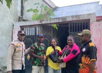 Bhabinkamtibmas Polsek Sentani Kota Salurkan Bantuan Bama kepada Warga Terdampak Banjir di Kampung Ifale