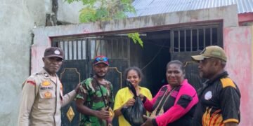 Bhabinkamtibmas Polsek Sentani Kota Salurkan Bantuan Bama kepada Warga Terdampak Banjir di Kampung Ifale