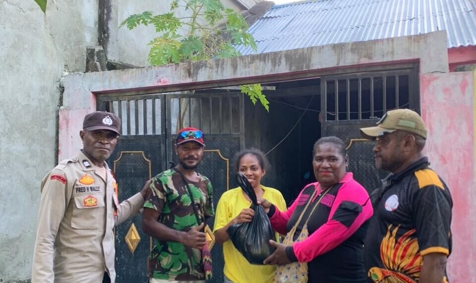 Bhabinkamtibmas Polsek Sentani Kota Salurkan Bantuan Bama kepada Warga Terdampak Banjir di Kampung Ifale