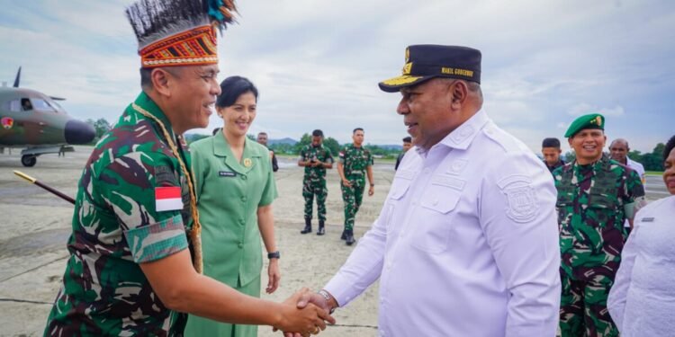 Panglima Kodam Cenderawasih Mayjen TNI Febriel Disambut Hangat Forkopimda Papua Saat Tiba di Jayapura
