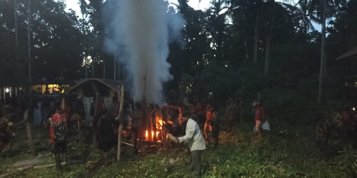 Jenazah Junius Magai Dibakar di Kwamki Narama, Massa Serang Aparat Keamanan