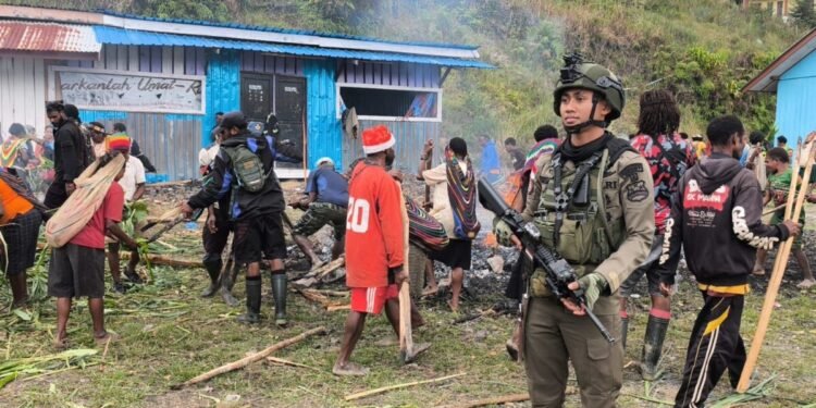 Satgas Ops Damai Cartenz Hadir di Tengah Tradisi Bakar Batu di Sugapa, Bangun Kebersamaan dengan Warga