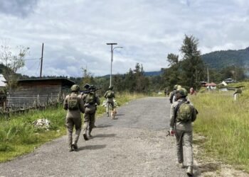 Lewat Patroli Humanis Satgas Damai Cartenz Bangun Kedekatan dengan Warga Sinak