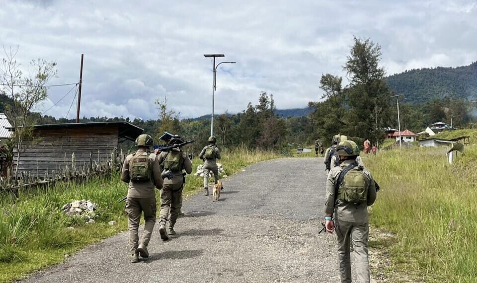 Lewat Patroli Humanis Satgas Damai Cartenz Bangun Kedekatan dengan Warga Sinak
