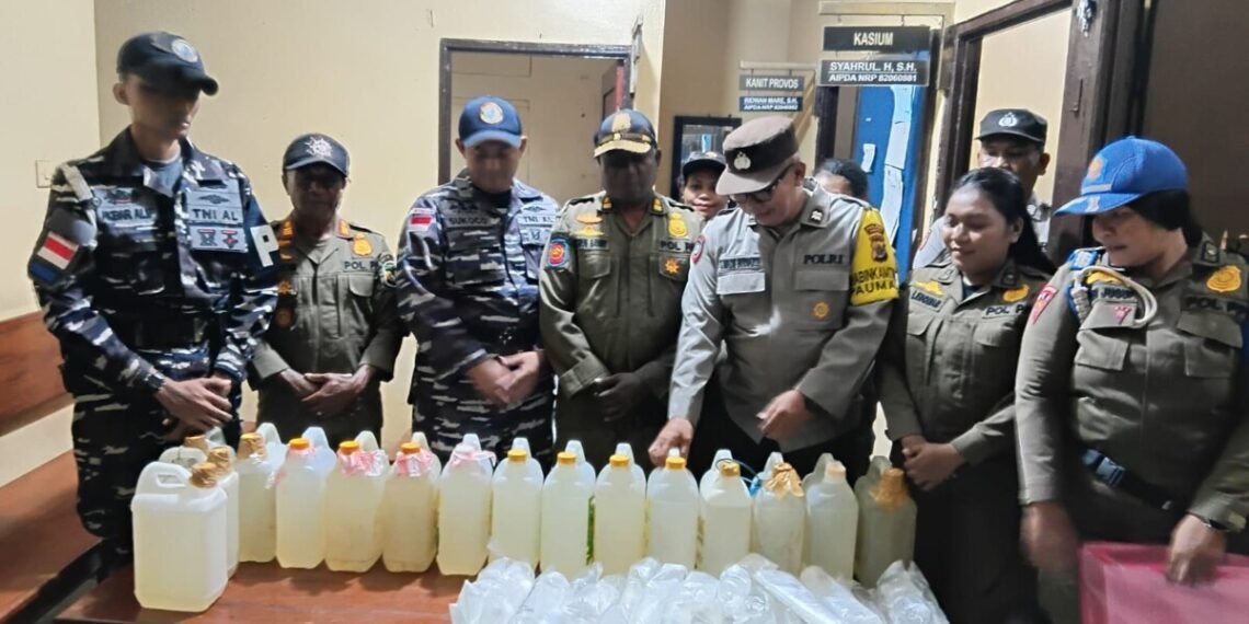 Personil Gabungan Amankan Ratusan Liter Miras Lokal Sopi di Pelabuhan Pomako Timika