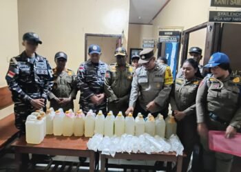 Personil Gabungan Amankan Ratusan Liter Miras Lokal Sopi di Pelabuhan Pomako Timika