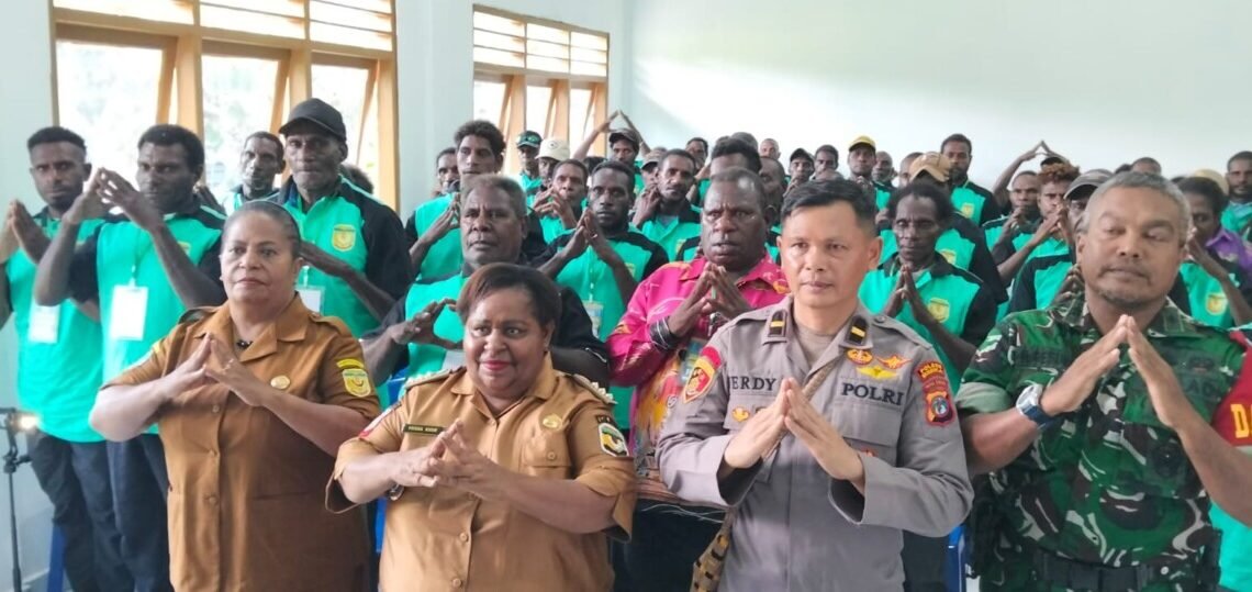 Parade Foto Sosialisasi Peraturan Perundang-undangan di Distrik Mimika Timur Jauh
