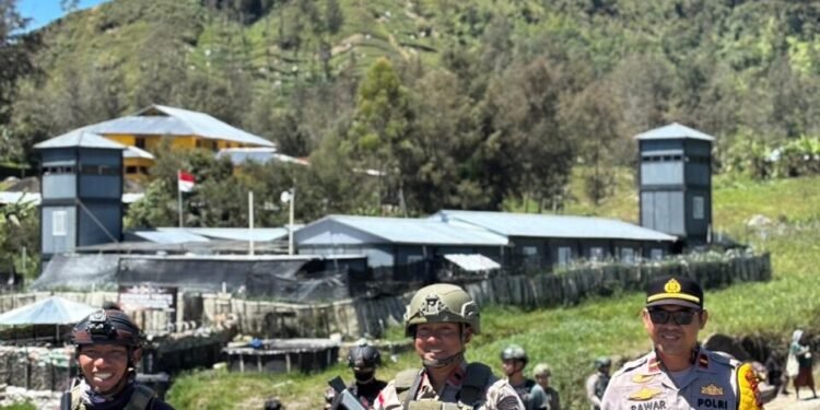 Terus Jaga Kondusifitas Satgas Damai Cartenz Lakukan Patroli di Sinak