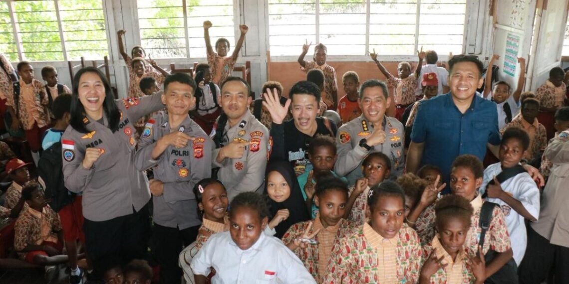 Hadirkan Keceriaan dan Edukasi Bagi Siswa, Satgas Damai Cartenz Gelar Bakti Sosial di SD Negeri Pomako Mimika