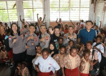 Hadirkan Keceriaan dan Edukasi Bagi Siswa, Satgas Damai Cartenz Gelar Bakti Sosial di SD Negeri Pomako Mimika