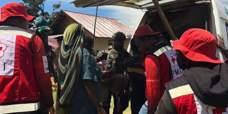 Tiga Warga Sipil Korban Penembakan OPM Aparat TNI dan Pemda Puncak Jaya Lakukan Evakuasi