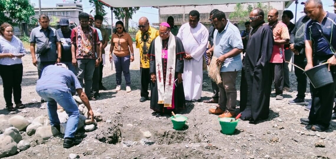 Uskup Bofitwos Didampingi Wabup Kemong Letakkan Batu Pertama Pembangunan Wisma Unio Keuskupan Timika