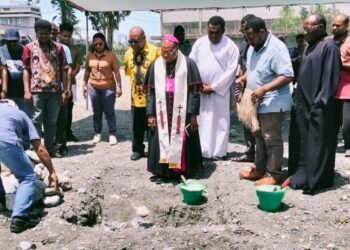 Uskup Bofitwos Didampingi Wabup Kemong Letakkan Batu Pertama Pembangunan Wisma Unio Keuskupan Timika