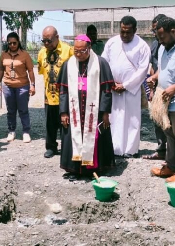 Uskup Bofitwos Didampingi Wabup Kemong Letakkan Batu Pertama Pembangunan Wisma Unio Keuskupan Timika