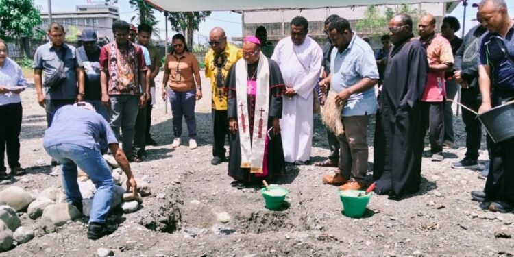 Uskup Bofitwos Didampingi Wabup Kemong Letakkan Batu Pertama Pembangunan Wisma Unio Keuskupan Timika