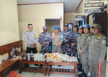 Polsek Kawasan Pelabuhan Gagalkan Penyelundupan Miras Sopi Dari Penumpang Kapal Di Pelabuhan Poumako