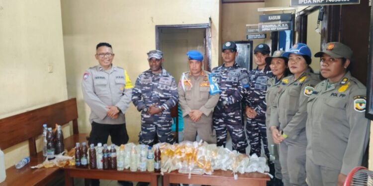Polsek Kawasan Pelabuhan Gagalkan Penyelundupan Miras Sopi Dari Penumpang Kapal Di Pelabuhan Poumako