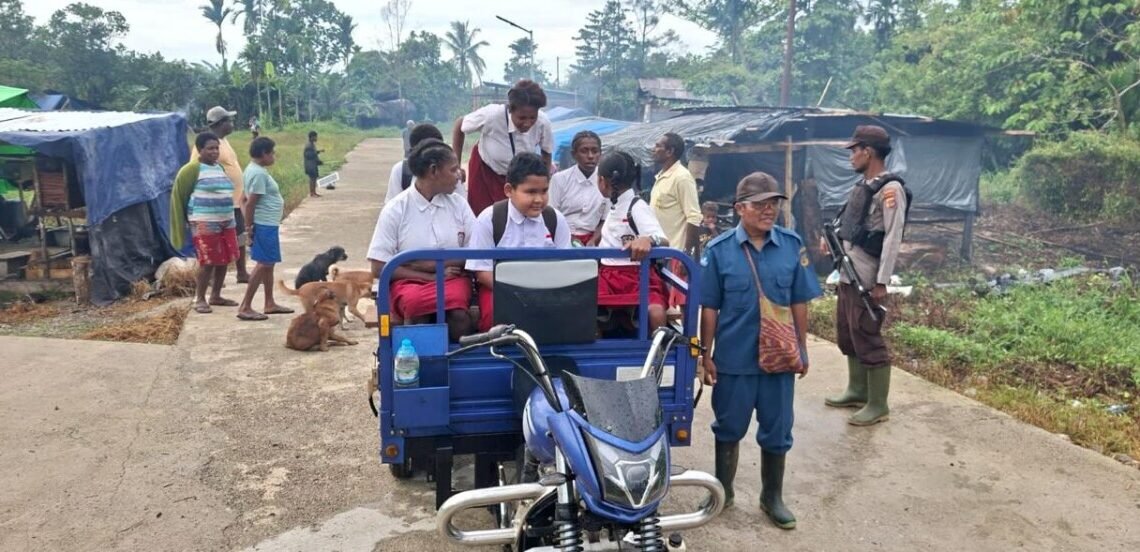 Polisi Berikan Pelayanan Antar Jemput Murid-murid SDN Inpres Uta 2 Kapiraya