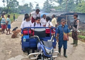 Polisi Berikan Pelayanan Antar Jemput Murid-murid SDN Inpres Uta 2 Kapiraya