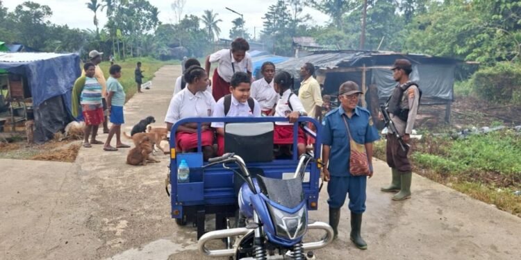Polisi Berikan Pelayanan Antar Jemput Murid-murid SDN Inpres Uta 2 Kapiraya