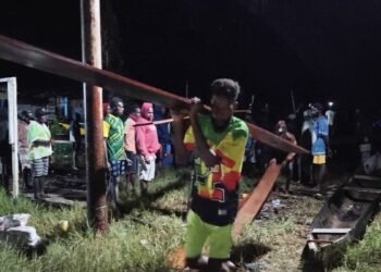 Warga Tetap Semangat Mendukung Kegiatan TMMD di Kampung Keakwa di Tengah Guyuran Hujan