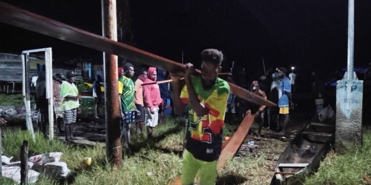 Warga Tetap Semangat Mendukung Kegiatan TMMD di Kampung Keakwa di Tengah Guyuran Hujan