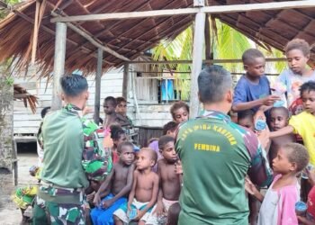 Keceriaan Anak-Anak Warnai Kebersamaan Bersama Personel TMMD Kodim 1710/Mimika