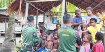 Keceriaan Anak-Anak Warnai Kebersamaan Bersama Personel TMMD Kodim 1710/Mimika