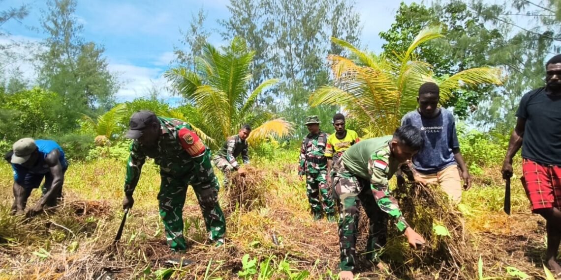 Semangat Gotong Royong, Satgas TMMD Kodim 1710/Mimika Buka Lahan Pertanian Bersama Warga