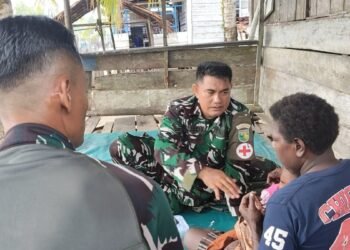 Dapat Layanan Kesehatan dari Satgas TMMD Kodim 1710/Mimika Ibu Modesta Akarepia Senyum Bahagia