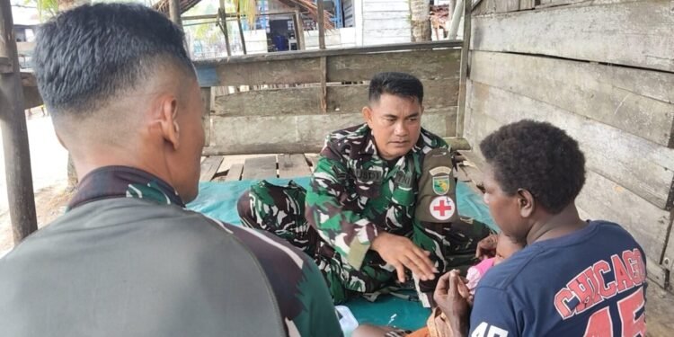 Dapat Layanan Kesehatan dari Satgas TMMD Kodim 1710/Mimika Ibu Modesta Akarepia Senyum Bahagia