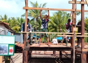 Gotong Royong Satgas TMMD dan Warga di Keakwa, Rangka Rumah Bapak Niko Makare Mulai Terpasang