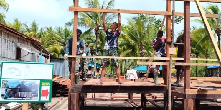 Gotong Royong Satgas TMMD dan Warga di Keakwa, Rangka Rumah Bapak Niko Makare Mulai Terpasang