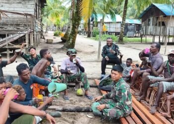 Ngopi Bareng Hiasi Suasana Santai Usai Kerja Satgas TMMD dan Warga