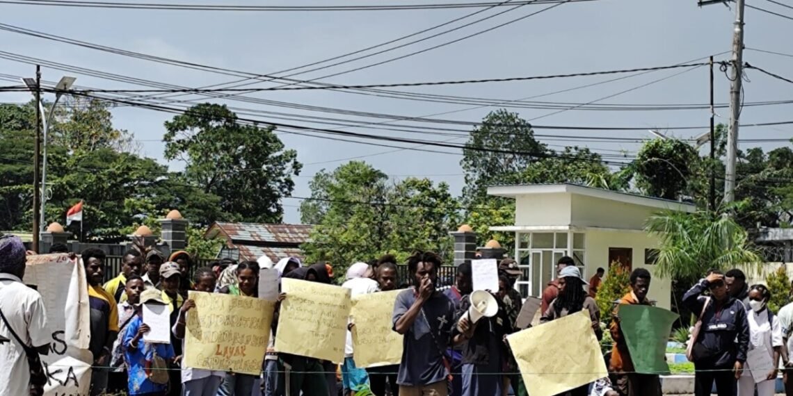 Solidaritas Pelajar Timika Gelar Aksi Damai di Kantor Dinas Pendidikan, Tuntut Penambahan Kuota Beasiswa